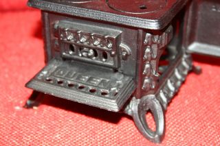 Vintage Cast Iron Queen Miniature Stove Salesman Sample Doll Furniture