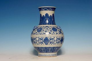 Large Chinese Qing Dynasty 18c Porcelain Blue and White Painting Vase
