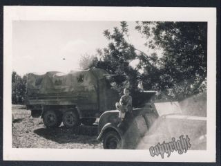 Foto Junge auf SdKfz LKW Auto PKW der Wehrmacht Tarnung WK2