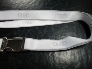 Das Schlüsselband mit Audi Ringen ist hochwertig verarbeitet und