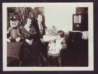 b31_orig.Foto~1935_Bescherung_Weihnachten_Volksempfänger_Teddy_Puppe