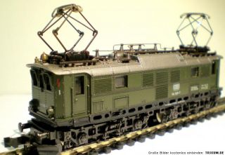 Das Modell einer E Lok BR 144.5 in der Farbe grün, der Deutschen