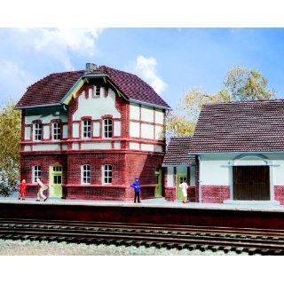 Hornby HC 9000   Bahnhofsgebäude mit Güterschuppen 