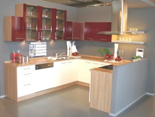 Trendige U Küche in bordeaux und creme 270x250x180 cm
