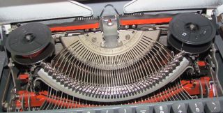 Mechanische Schreibmaschine Olympia Monica Metallgehäuse, mit