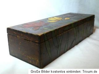 Alte Holzkiste mit Blumen Wooden box with flowers Scatola di legno con
