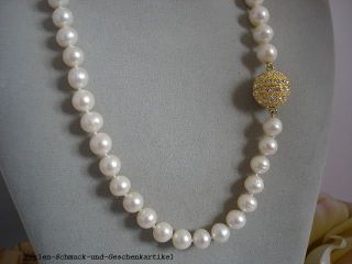 Diese Kette besteht aus echten glanzvollen runden Perlen. Alle Perlen