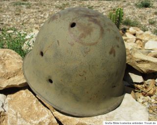 ein alter Stahlhelm, US Helm aus dem 2. Weltkrieg, 1. Modell. Der