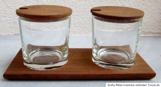 Zwei Gläser auf einem Holzbrett für den Frühstückstisch z.B. für