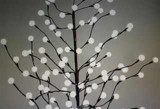 Mit 96 hellen weißen LEDs in Kunststoffkugeln. Dekorative