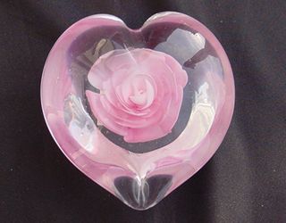 Paperweight Herz Briefbeschwerer m. rosa Blume Rose