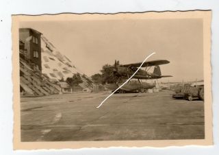 Original Foto 2WK, Schwimm Flugzeug vor Halle Arado ? Nummer am Heck