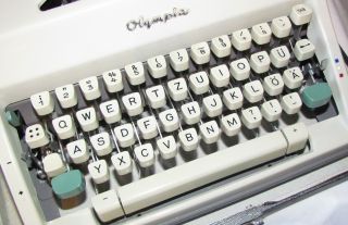 Mechanische Schreibmaschine Olympia im Koffer mit Gewährleistung