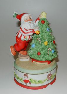 Enesco Spieluhr Nikolaus schmückt Weihnachtsbaum