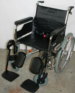 Falt Rollstuhl MEYRA 3.600 / pannensichere Bereifung / 45 cm