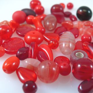 rotes Perlenmix 60 Glasperlen 3 16 mm rot Kugeln, Würfel, Herzen rote