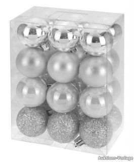 24 Weihnachtsbaumkugeln Silber gemisch aus glanz, matt und glitzer