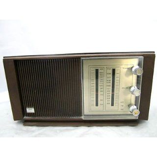 Silvertone  Solid State Transistor Radio 132.20360000 Walnut